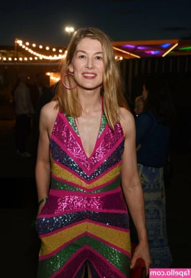 Rosamund Pike [ rosamund-pike ] - Wanna see more just tip me and ask   bet you love these neon heels