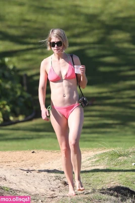 Rosamund Pike [ rosamund-pike ] - You have new bundles waiting in your DMs💌💦