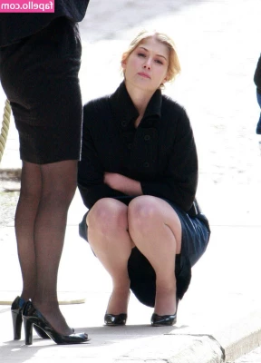 Rosamund Pike [ rosamund-pike ] - geile steife nippel
