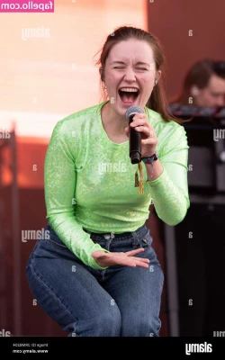 Sigrid Raabe [ sigrid-raabe ] - please play with me daddy… i promise i’ll be good 😜😜💕 