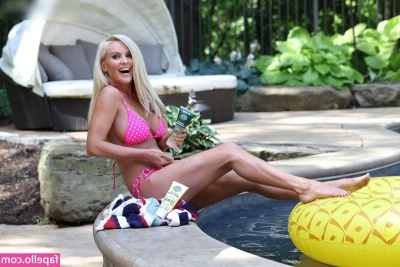 Jenny McCarthy [ jenny-mccarthy ] - Guess who's coming over tonight?!? 👀👀👀 @lustylunasvibes