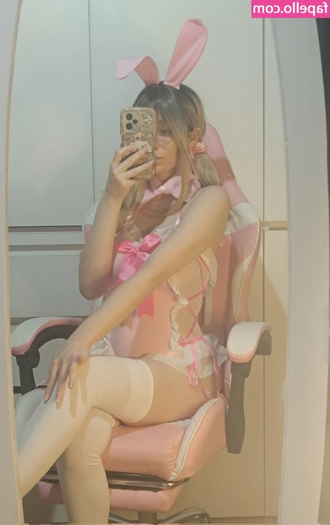fuckbunniee - Swipe to see my top come off 🙈