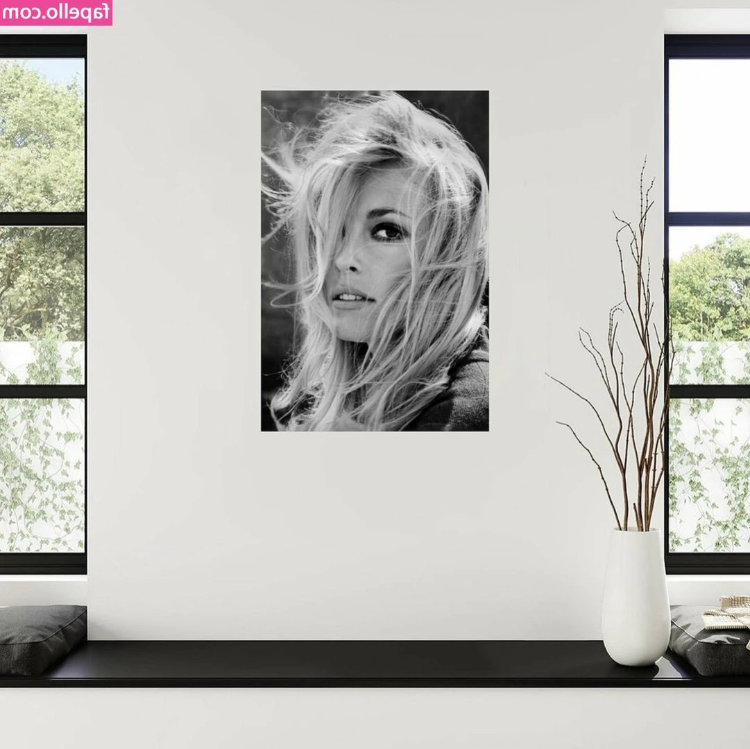 Sharon Tate [ sharon-tate ] - sunny day on my back patio ☀️💗
