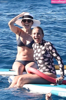 Cameron Diaz [ cameron-diaz ] - Mamas flight got canceled … still can’t get to emails, messages,