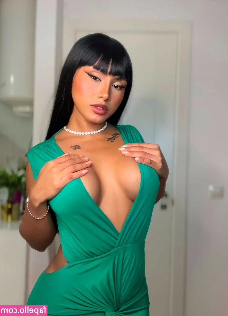 Karen Dayana [ karen-dayana ] - You know me. Just dicking around for the whole neighborhood to see