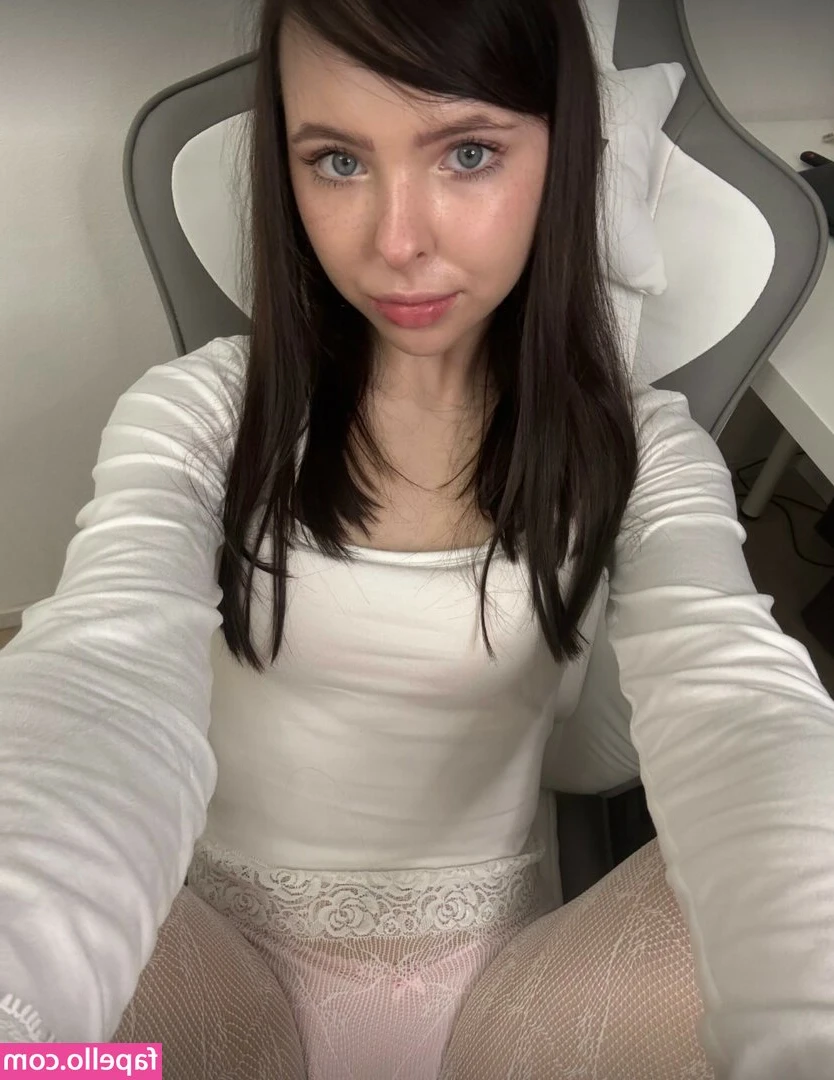 kayamoow - Good Morning Babe’s 😘 Love my new flip flops 🧡🖤 have few