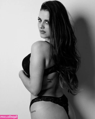 Vanessa Gemmellaro [ vanessa-gemmellaro-1 ] - Sitting photos