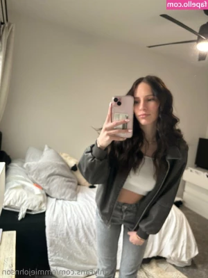 emmiejohnson - $1000 left to buy a new car🤞 Prizes are live show,custom pics and