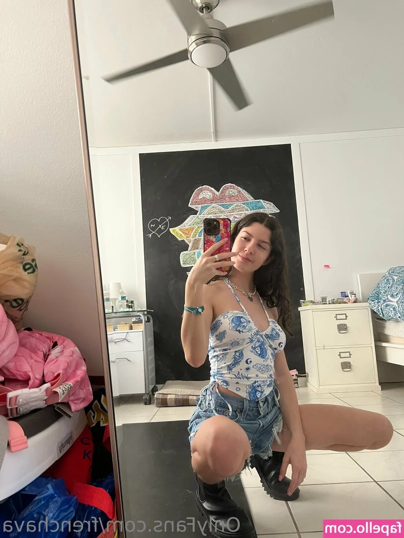 Frenchava - Hi  it s me just dancing to Caribbean Queen  Just me vibing  wearing
