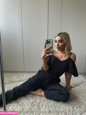 pocketrocket_ella [ pocketrocket-ella ] - I love things between my toes
