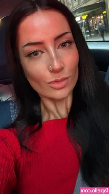 Charlotte Lion [ charlotte-lion ] - I shaved my pubes today and got the landing strip back, I had to show