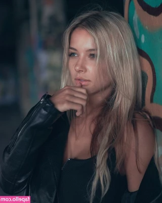 Franceska Fournier [ franceska-fournier ] - Nasty BROOKS Pink and Black Running Shoes with no socks who wants to