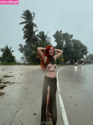 opheliaoverdose - The sunny weather makes me wish I was somewhere hot, getting pounded