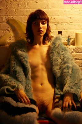 Grace Hartzel [ grace-hartzel ] - Got a bit sunburned this weekend… anyone to rub aftersun lotion all