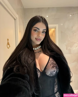 Greta Jasmin El Moktadi [ greta-jasmin-el-moktadi ] - Lookin’ like a snack. Come, eat me! 😈
