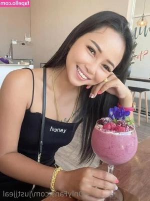 justjjeal - wanna undo my bra for me babe ?