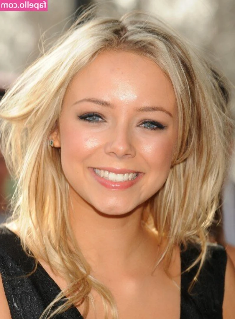 Sacha Parkinson [ sacha-parkinson ] - Trying to ride a horse tonight 👀🐎