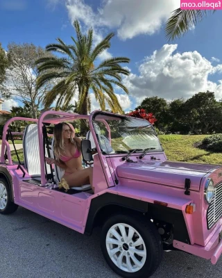 Paulina Gretzky [ paulina-gretzky ] - What I look like squatting over your throbbing COCK 💋