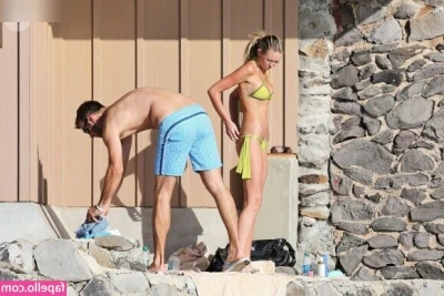 Paulina Gretzky [ paulina-gretzky ] - Check that ass! 😋 Dedicacé a Laulau! 😉 Ass Wednesday baby!!