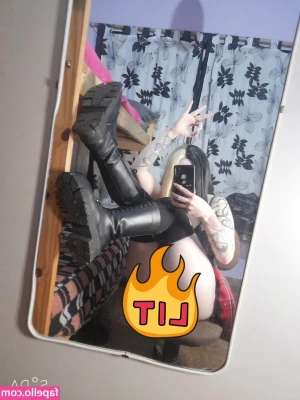 Marceline Abadeer [ marceline-abadeer ] - Who else loves the taste stinky, sweaty feet?👃🏼🦶🏻