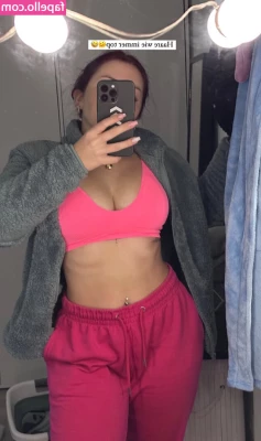 nina.buettner_fit [ nina-buettner-fit ] - What do you like to do in the shower