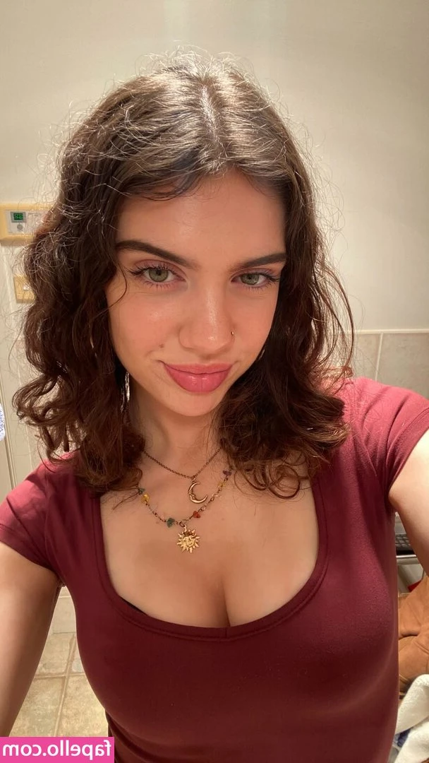 Lauren Huybers [ lauren-huybers ] - Netflix & chill while I ride you ..😉