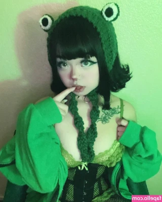 PetiteKitti - lil booty got a lil bounce to it ✨ shakin ass w @gothbaabby n