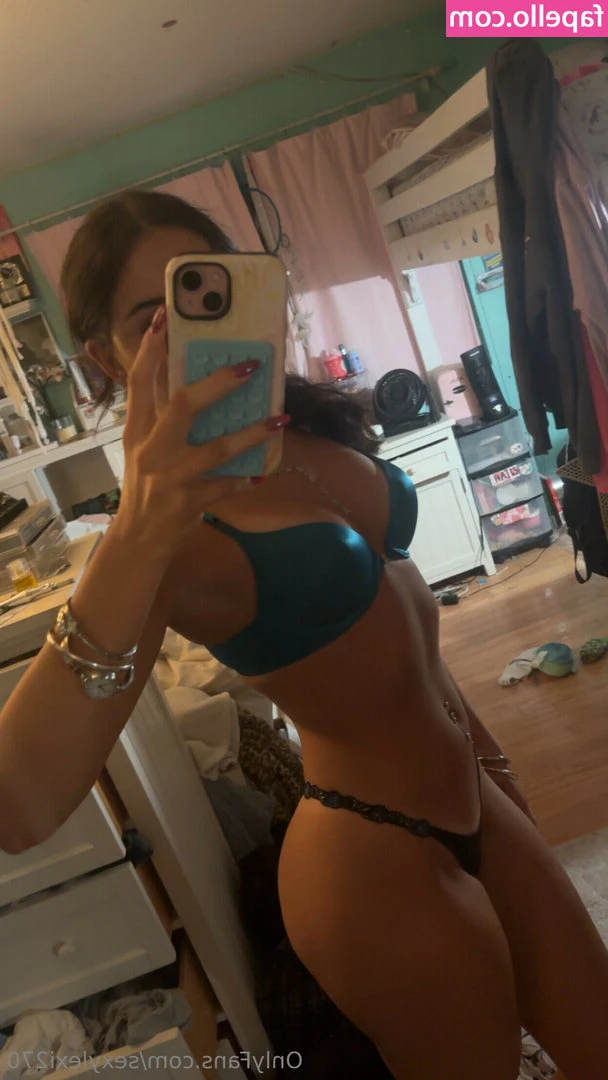 Hannahbanaxa - Yes you can watch me, watch me but you can't touch me, touch me  🤫