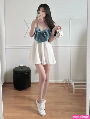Xina - let me strip for you before you bend me over the bed 😌