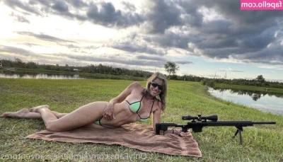 Girls With Guns [ girls-with-guns-1 ] - Get under it 🙇‍♂️