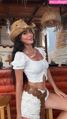 Berna Calanthe [ berna-calanthe ] - I am shooting in toscany 🥰  It suit me nice the hat no ? Btw guess