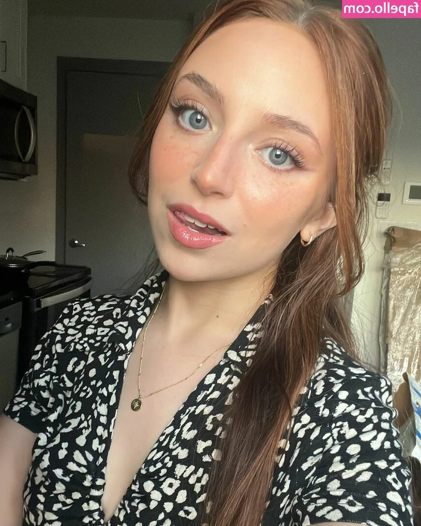 Ellie Schnitt [ ellie-schnitt ] - Showing off my cleavage 😋