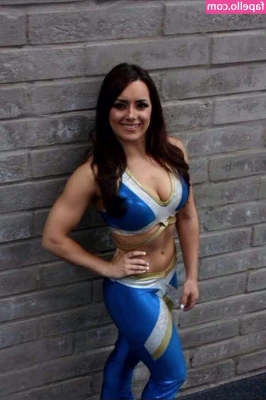 Nikki Cross [ nikki-cross ] - Why yes, I DID rent out the whole damn restaurant. 🍸 👑