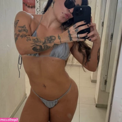 Amy Reis [ amy-reis ] - Am I on the naughty or nice list ?🎄🎁 I think this year I’ve