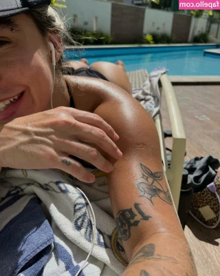 Amy Reis [ amy-reis ] - Letting my weird feet to breathe a little  So  what colour of nail
