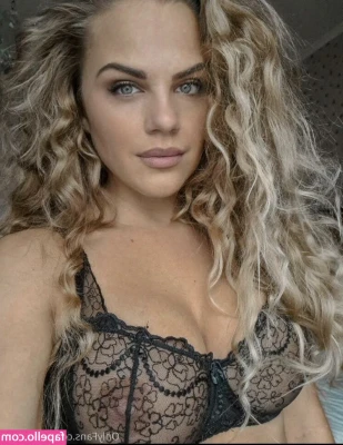 Daniela Frankova [ daniela-frankova ] - A bottle of wine and good music to enjoy an excellent night with me