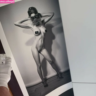 Elle Brittain [ elle-brittain ] - i just quickly took these in my car😅😈 hope these brighten up ur