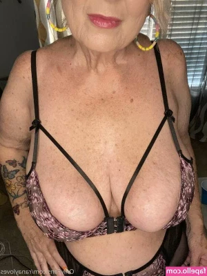 Ranay Renfro [ ranay-renfro ] - Happy hump day from Sexy Santa Niki 🤶 Oops 🤭🤫🥵