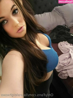 lauraleighxoxo - Idk why but being watched in the showers gets me hard af