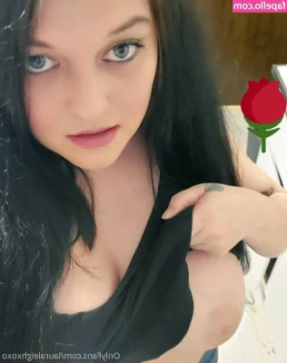 lauraleighxoxo - I just look stunning today  are u agreed with me