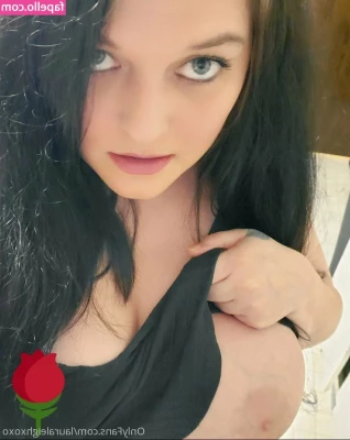 lauraleighxoxo - Want to make her wet daddy?