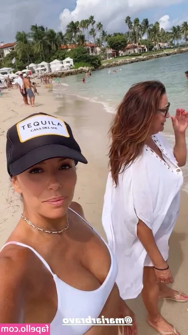 Eva Longoria [ eva-longoria ] - Showing off