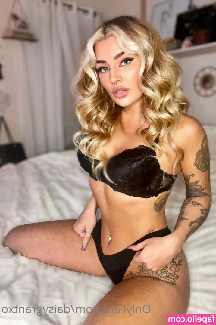 daisygrantxo - Sorry hotel WiFi has been shit. Trying to post vids!
