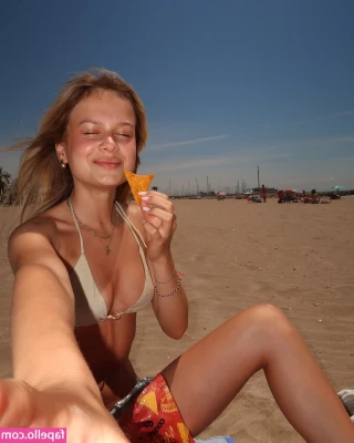 Karolina Buczek [ karolina-buczek ] - Oh dear my tittie popped out