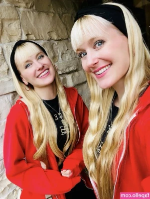 Camille And Kennerly [ camille-and-kennerly ] - Aquí contestando sus msjs con esta rica lluvia