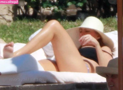Sofia Vergara [ sofia-vergara ] - I feel like I m being watched