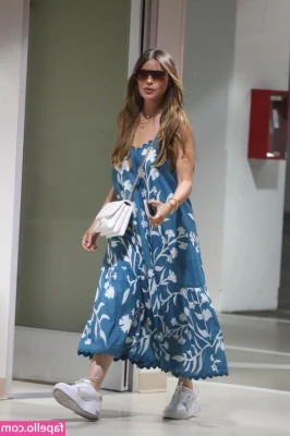 Sofia Vergara [ sofia-vergara ] - In your world  it is you  BETA  who brings the gifts to Mommy Noel  part 1