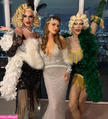 Sofia Vergara [ sofia-vergara ] - Live show tomorrow!!! Comment on which day / time is best!! part 1