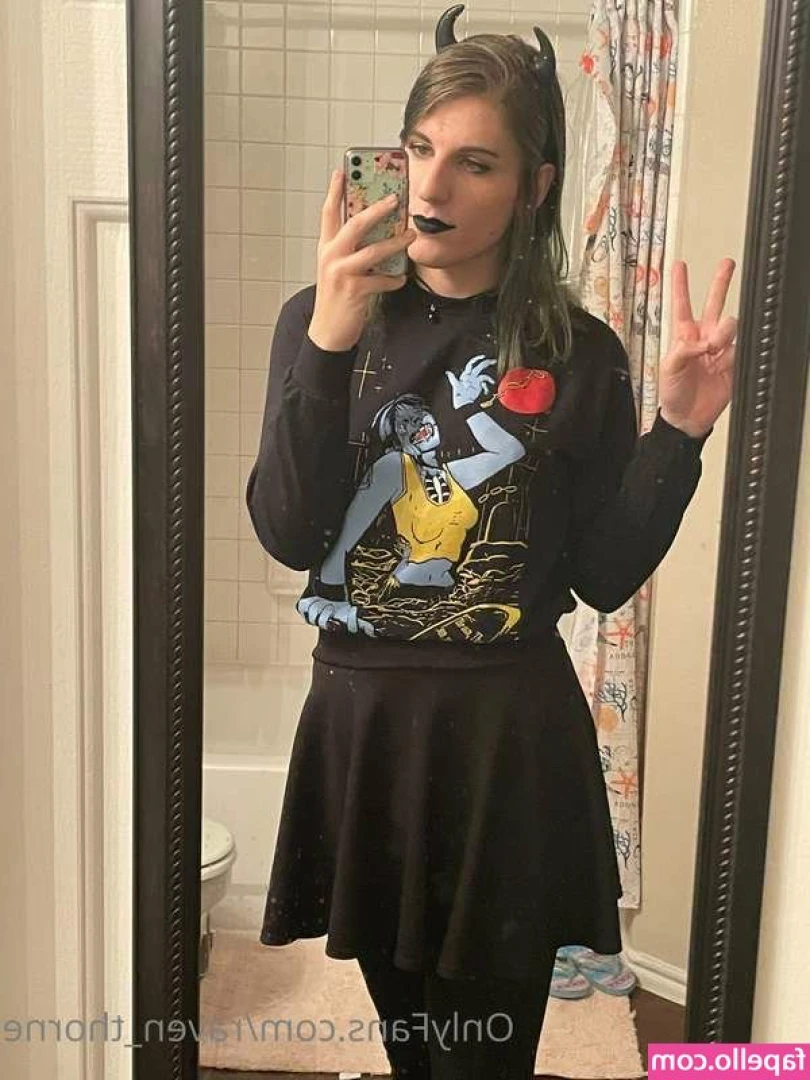 raven_thorne [ raven-thorne ] - Headed to the pool