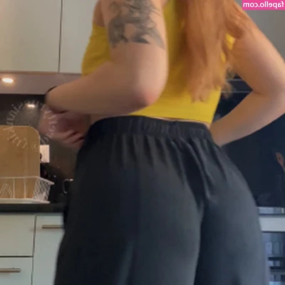 Prettyrussiankitty [ prettyrussiankitty-5 ] - This is my favorite month of the year 😋😋